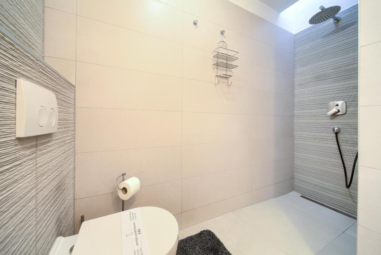 Villa Solis Lacus Modern Apartment - Private Heated Pool - Smart Tv Sky X - Free Parking Njivice Exterior foto