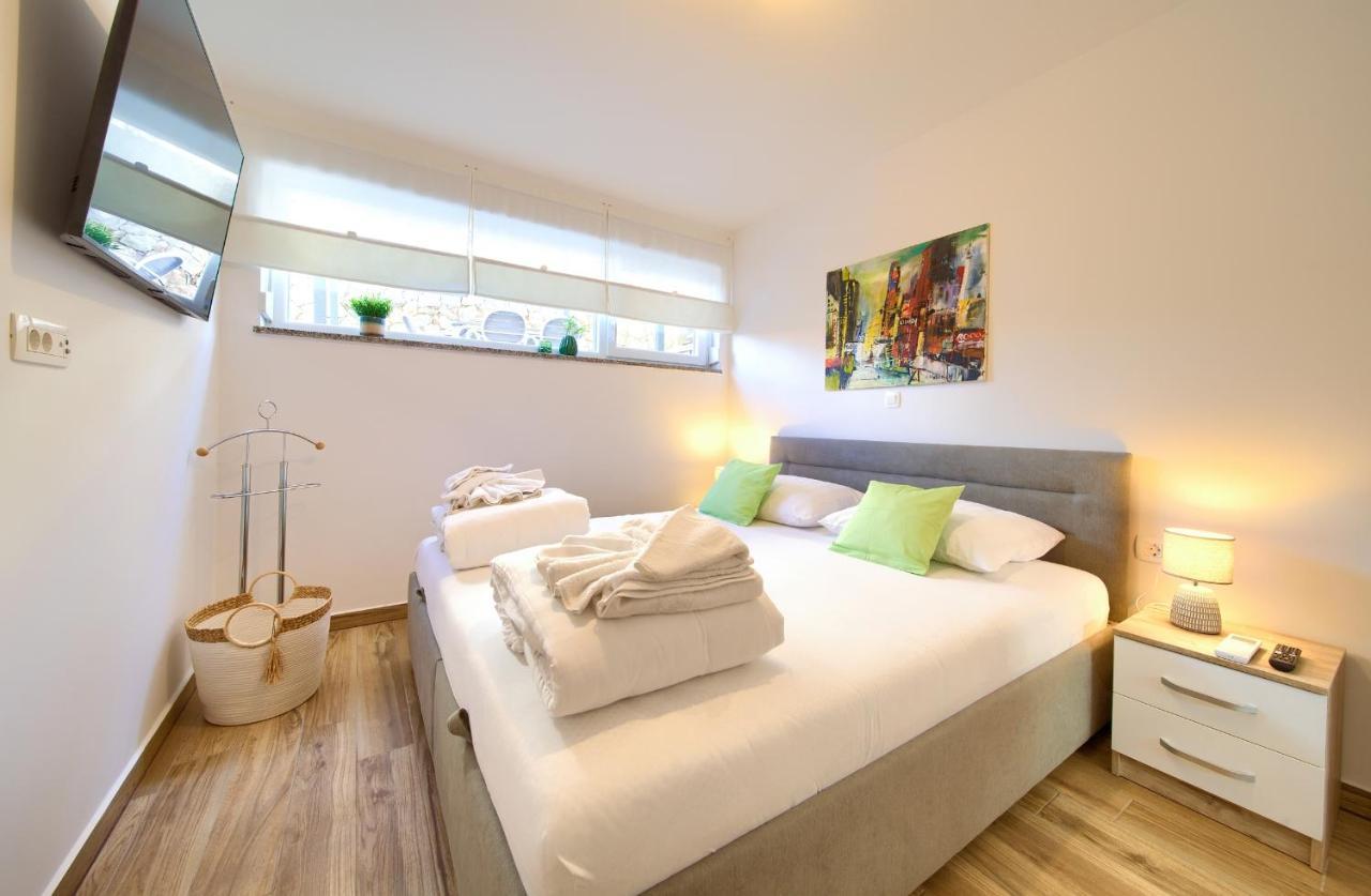 Villa Solis Lacus Modern Apartment - Private Heated Pool - Smart Tv Sky X - Free Parking Njivice Exterior foto